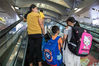 2019年8月20日，杭州。暑期即将结束，距离开学的日子越来越近了，杭州火车城站内，大批“小候鸟”准备离开城市和父母返回家乡，继续留守的生活。许多即将返乡的孩子眼神中满是对这座城市和父母的不舍。