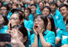 2018年9月9日9时，武汉大学卓尔体育馆举行本科生开学典礼，在场七千多名零零后新生们（包含千名留学生）聆听校长窦贤康院士及教师、校友、在校生代表寄语，佩戴校徽，齐唱校歌。承影/视觉中国