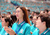 2018年9月9日9时，武汉大学卓尔体育馆举行本科生开学典礼，在场七千多名零零后新生们（包含千名留学生）聆听校长窦贤康院士及教师、校友、在校生代表寄语，佩戴校徽，齐唱校歌。承影/视觉中国
