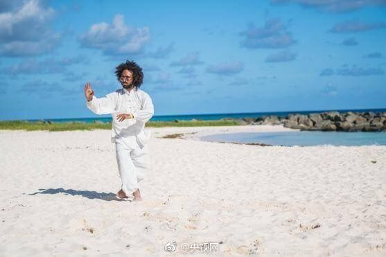 这个在南京学习过7年中医的外国人 把中医馆开到加勒比海边