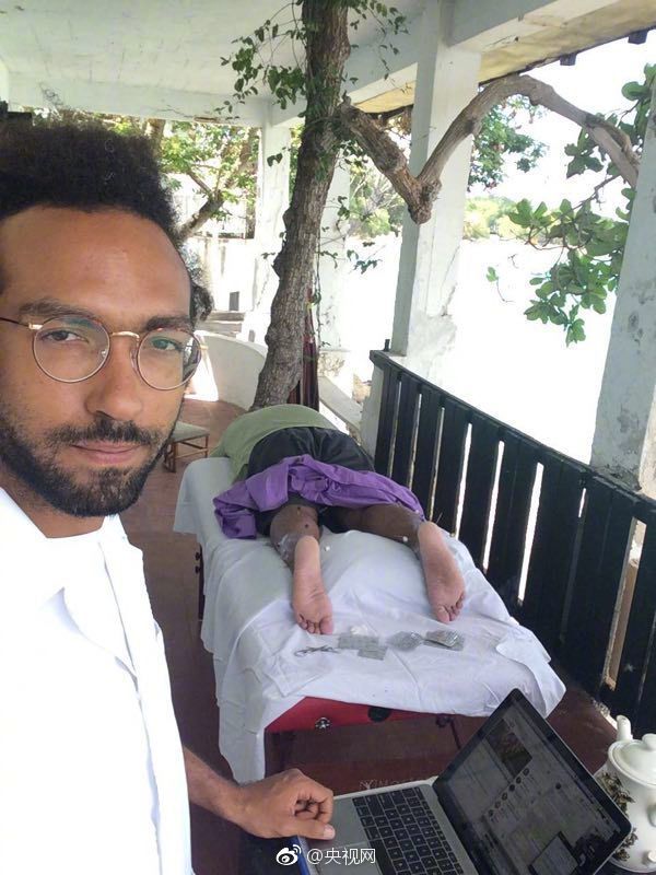 这个在南京学习过7年中医的外国人 把中医馆开到加勒比海边