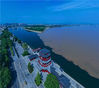 2019年8月21日，湖北宜昌，浑浊的长江水与清澈的清江水在宜都市交汇形成明显的分界线，高空俯瞰色彩分明，极为壮观。