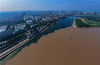 2019年8月21日，湖北宜昌，浑浊的长江水与清澈的清江水在宜都市交汇形成明显的分界线，高空俯瞰色彩分明，极为壮观。