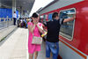 2015年8月20日，浙江义乌，火车站站台，宁波东至贵阳的K845列车即将离站。站台上，年轻的妈妈李慧燕终于控制不住情绪，双手捂面。这次与女儿离别，再次相见也要半年之后了。