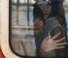 2015年8月20日，浙江义乌，火车站站台，宁波东至贵阳的K845列车离站。靠窗坐着的姐姐蔡立艳、妹妹蔡立丽拼命和站台上的父母挥手告别。
