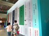2019年8月17日，南京图书馆，一座奇幻的书香隧道吸引观众进入体验。