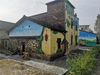 2019年8月21日，在湖南省郴州市北湖区月峰瑶族乡，富有民俗特色的彩色墙绘乡村民居吸引路人的眼球。