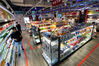 2019年，河北雄安市民服务中心的无人超市内，顾客正在选购商品。  张远(陕西分社)/中新社/视觉中国