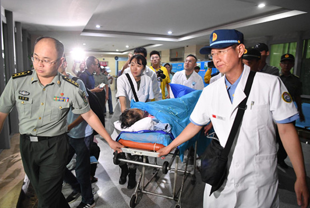 昆明：首批老挝车祸受伤中国游客回国