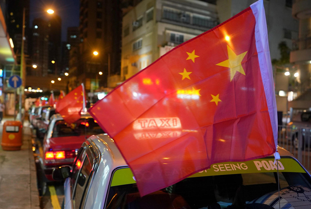 香港数百的士挂国旗全港巡游 呼吁全社会反对暴力