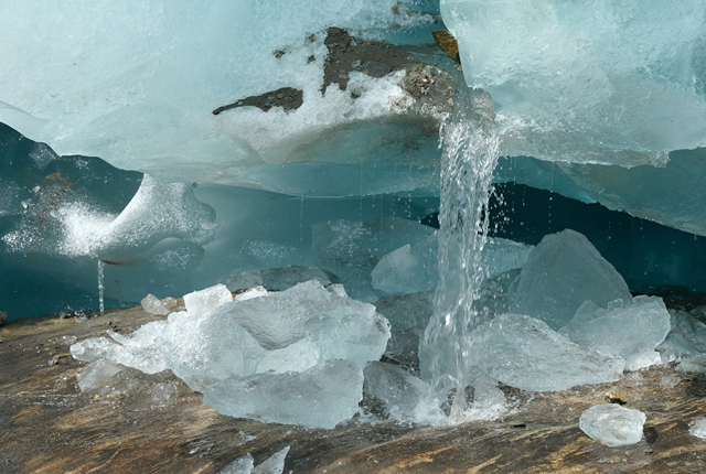 瑞士最长冰川加速消融 科学家归因为人类活动