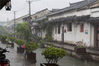 2019年8月24日，浙江绍兴由于受到台风“白鹿”影响，下午时分迎来一场大阵雨。大雨中的绍兴河沿。