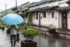 2019年8月24日，浙江绍兴由于受到台风“白鹿”影响，下午时分迎来一场大雷阵雨。雨中的行人。