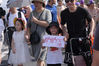2019年08月25日，杭州，一年一度备受杭州市民关注的“横渡钱塘江”比赛拉开序幕。小朋友举着“奶奶加油”的纸牌。zhanyu/视觉中国