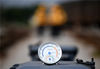 14时15分，烈日当空，5名头戴小黄帽，身穿黄色工作服的青年走进铁路线，开始他们下午的调车作业。2019年8月24日午后，广西柳州南车站铁路边的气温为46摄氏度。