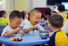 2015年9月1日，广东东莞，东城区创思东泰幼儿园小班课室。一名第一天上学的男孩，一边吃早餐一边大哭着要爷爷。
