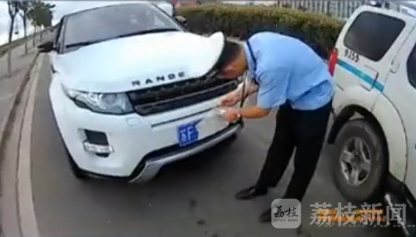  路边睡大觉，车辆号牌遮挡被处以200元罚款（视频）