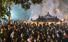 2016年12月31日，元旦当天，河南洛阳，万人游客涌进“千年古刹”白马寺，排队烧香祈福敲钟，现场烟雾缭绕。视觉中国