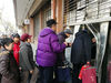 2018年3月2日，北京。一大早，市民就来到位于北礼士路的西城集邮公司，排队购买我国首套《元宵节》特种邮票。赵熔/千龙图像/视觉中国
