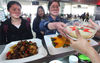 2016年3月21日，西安工业大学未央校区食堂推出的几道混搭菜别有风味，草莓豆腐、草莓豆花、水果牛奶烩麻、菠萝鸡块等。味道清新的水果神菜获得不少学生追捧。陈飞波/视觉中国