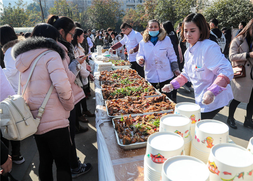 当日,武汉科技大学黄家湖校区南园餐厅门口鱼肴准时上桌,被定名为"