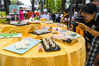 2019年8月29日上午，2019中国扬州早茶文化节暨国际美食创新发展大会开幕，现场人潮涌动，民众观看早茶制作。