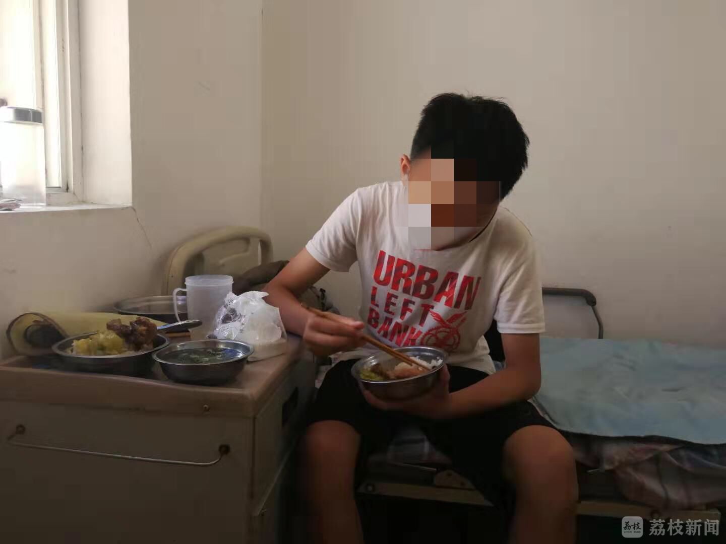 父亲脑梗 母亲出走 16岁男孩养老院打地铺两个月