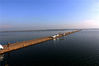 2019年8月3日，江西九江，随着水位下降，被网友赞为“水上马尔代夫”的永吴公路被湖水淹没20多天后又“浮”出水面，水中公路美景，再次与游客见面，成为夏季鄱阳湖中一道独特的亮丽景色。