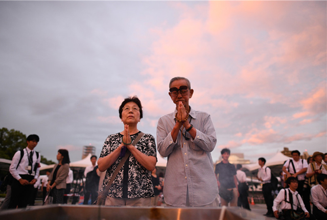 日本迎来广岛原子弹爆炸74周年纪念日 民众为遇难者虔诚祈祷