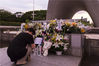 当地时间2019年8月6日，日本广岛，广岛原子弹爆炸74周年纪念日当天，人们在广岛和平纪念公园为原子弹爆炸遇难者祈祷。