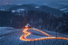 2018年4月10日讯（具体拍摄时间不详），斯洛文尼亚与奥地利接壤的的西部边境山区，车灯在暮色中“画出”一个心形。 300米长的心形道路通往一个白葡萄酒庄园。长时间曝光的照片显示出了汽车的前灯和尾灯的光线。 39岁的地理学家Piotr Skrzypiec把相机安置在农田里，在一天里最美的时刻拍摄了这些照片。Piotr Skrzypiec/Solent News/视觉中国