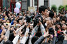 2011年11月19日，四川省成都市东区音乐公园，一男子组织近百个亲朋好友，对女友进行“突袭”，在现场表演手语舞向女友求婚，获得成功。成都商报/视觉中国