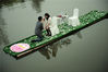 2012年4月11日傍晚5点，南京白鹭洲公园有一对情侣在湖面上划起竹排在求婚。晨树/视觉中国
