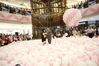 2018年8月17日，湖北宜昌一小伙儿在万达广场现场上演浪漫的求婚仪式，引来众多市民驻足围观。周建平/视觉中国