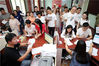 2019年8月7日，江苏连云港，在赣榆区民政局婚姻登记处，新人们排队办理结婚登记手续。
