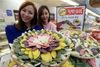 2014年12月29日，韩国首尔，元旦将至，韩国元旦传统食品年糕进入销售旺季。29日，乐天玛特首尔站店将五色年糕片摆放成花束形状。
