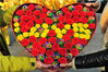 2017年2月10日，两位市民观赏展示湖北省宜昌市夷陵区民间艺人艾民制作的面塑作品“爱心玫瑰花”。
