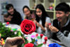 2017年4月8日，湖北省宜昌市三峡大学学生在夷陵爱铭面塑工作室一起捏做面塑玫瑰花。