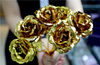 2018年8月16日，江苏省连云港市赣榆区一家金店，营业员在展示用黄金打造的“玫瑰”。