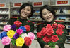 2019年2月19日，合肥，武警合肥支队两名女兵在展示面塑作品“玫瑰花”。视觉中国 