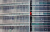 2013年09月15日，湖南省长沙市，大楼外表全是玻璃幕墙结构，攀爬过程中凯米特唯一能借助的结构是玻璃幕墙上的金属装饰条。李健/视觉中国