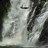 2018年6月14日讯（具体拍摄时间不详），以瀑布闻名的哥斯达黎加。这些瀑布不仅美丽壮观，更为那些寻求刺激的度假者提供了惊险的极限娱乐项目 —— 勇敢无畏的游客会从高达100英尺（约合30.5米）的瀑布顶端一跃而下。SWNS/视觉中国
