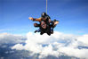 2019年6月18日讯（具体拍摄时间不详），90岁的生日可以过得多疯狂？老奶奶埃塔·赫利耶人生第一次跳伞，从1万多英尺（约合3千多米）高空一跃而下。SWNS/视觉中国 编剧/康娜
