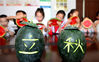 2019年8月7日，在合肥市庐阳区大杨镇草塘社区，小朋友在吃西瓜“啃秋”。葛传红/视觉中国