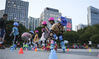 2019年8月8日，全民健身日，江苏淮安钵池山公园广场上学滑轮的小朋友。