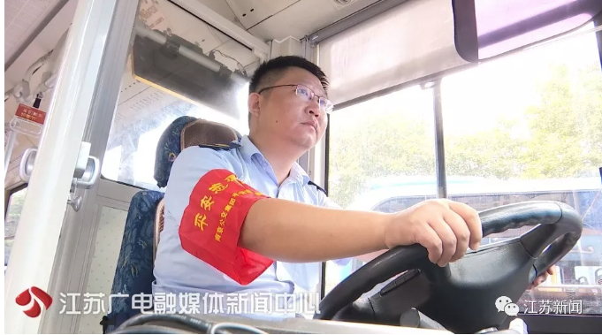 老人壕投100元坐公交，司机听他说了句话后赶紧报警！还好没迟