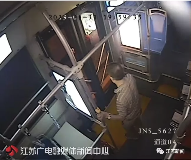 老人壕投100元坐公交，司机听他说了句话后赶紧报警！还好没迟