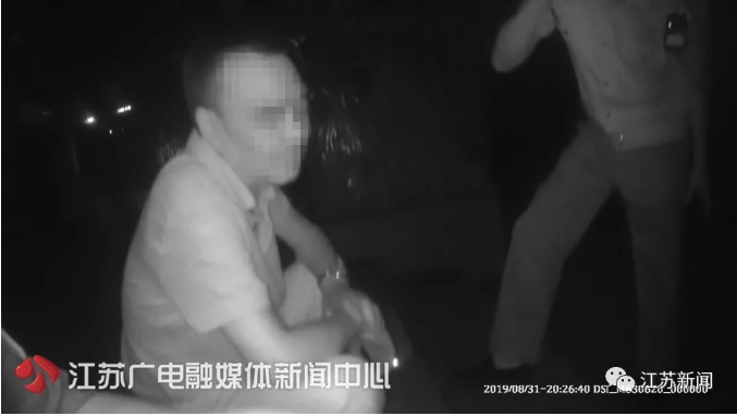 老人壕投100元坐公交，司机听他说了句话后赶紧报警！还好没迟