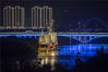 2019年9月9日，江苏省淮安市大运河文化公园，市民在枚皋路大桥上观看央视中秋晚会彩排。大运河、里运河两岸边灯光华丽，彩排现场气氛浓烈。