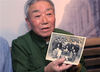 2019年9月9日，成都，90岁的老军人赵保福手里拿着老照片，1979年12月24日的全家福合影。